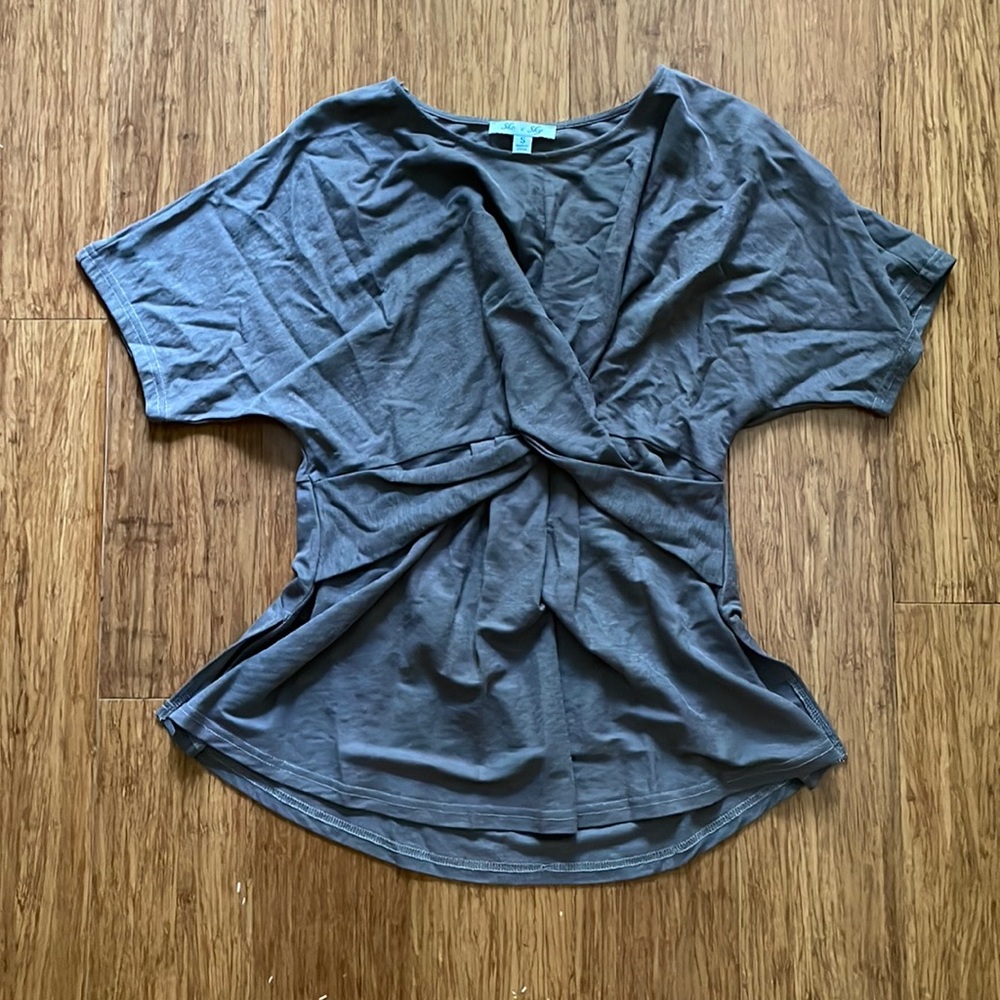 She + Sky Front twist top